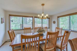 Cabin with Private Hot Tub Near the Deschutes River - Free SHARC access