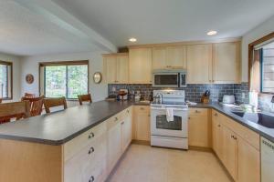 Cabin with Private Hot Tub Near the Deschutes River - Free SHARC access