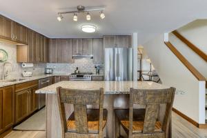 Condo in Great Location View of Golf Course & SHARC Passes - Dogs OK