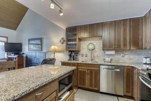 Condo in Great Location View of Golf Course & SHARC Passes - Dogs OK