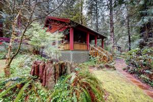 Unwind in natures embrace at a 1925 cabin with hot tub & river views