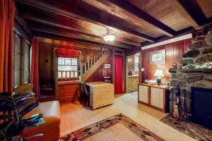 Unwind in natures embrace at a 1925 cabin with hot tub & river views