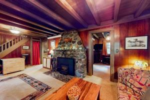 Unwind in natures embrace at a 1925 cabin with hot tub & river views