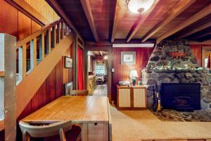 Unwind in natures embrace at a 1925 cabin with hot tub & river views