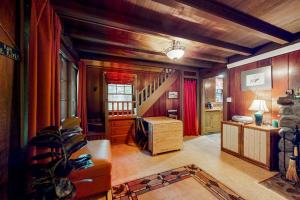 Unwind in natures embrace at a 1925 cabin with hot tub & river views