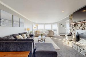 Dog-Friendly Oceanfront Home with Free WiFi Full Kitchen & Outdoor Fireplace