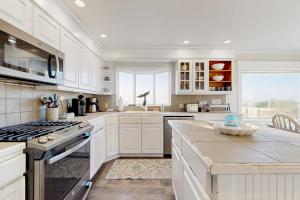 Dog-Friendly Oceanfront Home with Free WiFi Full Kitchen & Outdoor Fireplace