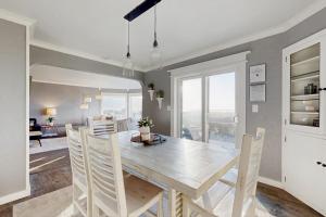 Dog-Friendly Oceanfront Home with Free WiFi Full Kitchen & Outdoor Fireplace