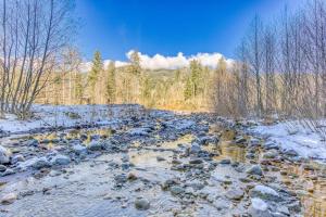 Quiet riverfront cabin with private hot tub & scenic location