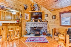 Quiet riverfront cabin with private hot tub & scenic location