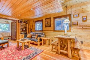 Quiet riverfront cabin with private hot tub & scenic location