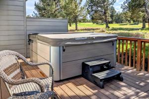 Resort townhouse with central AC & WiFi pool hot tub & golf access - dogs OK