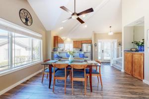 Resort townhouse with central AC & WiFi pool hot tub & golf access - dogs OK