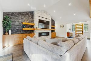 Sleek modern home with hot tub gas fireplace & AC - includes 12 SHARC passes