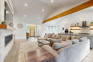 Sleek modern home with hot tub gas fireplace & AC - includes 12 SHARC passes