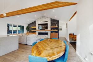 Sleek modern home with hot tub gas fireplace & AC - includes 12 SHARC passes