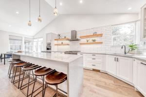 Sleek modern home with hot tub gas fireplace & AC - includes 12 SHARC passes