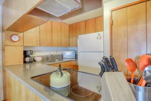 Retro Dog-Friendly Condo with Fireplace Wi-Fi & SHARC Access
