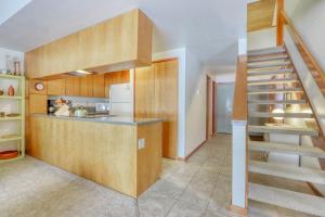 Retro Dog-Friendly Condo with Fireplace Wi-Fi & SHARC Access