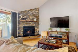 Bright Modern Home with Private Hot Tub - Central Location Free SHARC Access