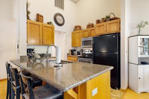 Bright Modern Home with Private Hot Tub - Central Location Free SHARC Access