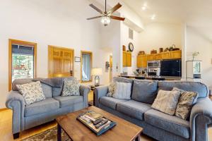 Bright Modern Home with Private Hot Tub - Central Location Free SHARC Access