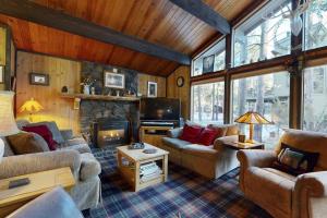 Serene home with deck private hot tub shared pool - plus 8 SHARC passes