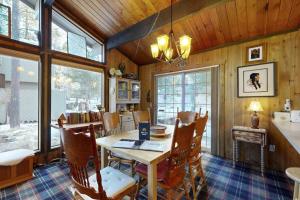 Serene home with deck private hot tub shared pool - plus 8 SHARC passes
