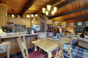 Serene home with deck private hot tub shared pool - plus 8 SHARC passes