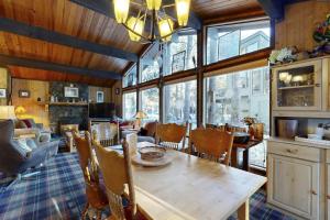 Serene home with deck private hot tub shared pool - plus 8 SHARC passes