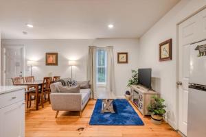 Cozy Mt Hood cabin with private hot tub & large yard- dog-friendly