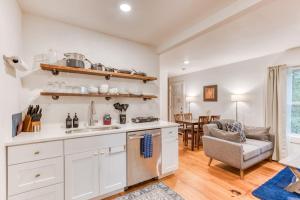 Cozy Mt Hood cabin with private hot tub & large yard- dog-friendly