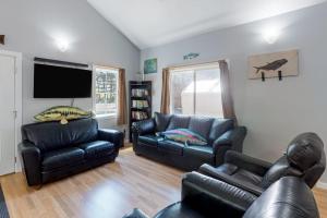 Private quiet dog-friendly home with firepit quarter mile from Heceta Beach