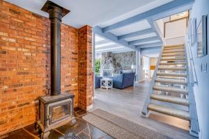 Waterfront retreat with lake views & private hot tub