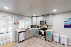 Spacious multi-unit coastal getaway close to the river and downtown with WiFi