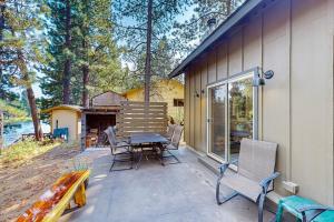 Beautiful riverfront home with private dock fireplace WiFi and patio