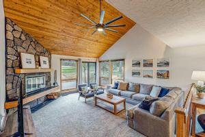 Cozy home on the golf course with SHARC amenity passes BBQ WiFi