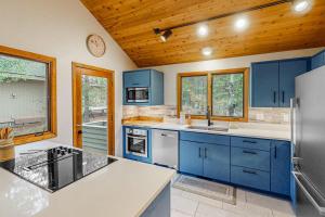 Cozy home on the golf course with SHARC amenity passes BBQ WiFi