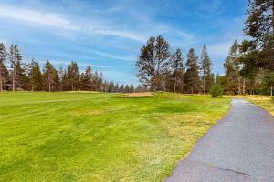 Cozy home on the golf course with SHARC amenity passes BBQ WiFi