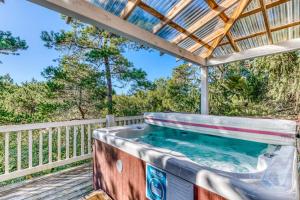 Home with Guest Cottage & Private Hot Tub - Close Beach Access Dogs OK