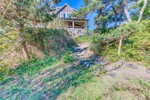 Home with Guest Cottage & Private Hot Tub - Close Beach Access Dogs OK