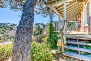 Home with Guest Cottage & Private Hot Tub - Close Beach Access Dogs OK