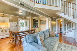 Home with Guest Cottage & Private Hot Tub - Close Beach Access Dogs OK