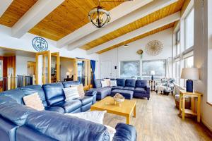 Dog-friendly home with amazing ocean & sunset views - walk to Ocean Way Beach