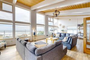 Dog-friendly home with amazing ocean & sunset views - walk to Ocean Way Beach