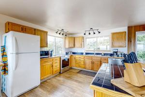 Dog-friendly home with amazing ocean & sunset views - walk to Ocean Way Beach