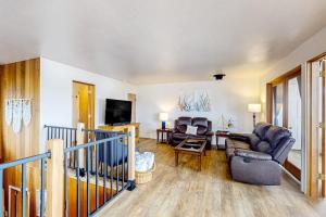 Dog-friendly home with amazing ocean & sunset views - walk to Ocean Way Beach