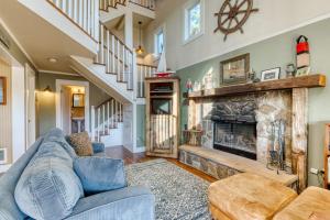 Private Hot Tub & Easy Access to the Beach - Dogs are Welcome