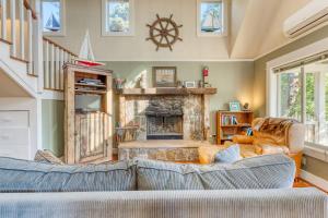 Private Hot Tub & Easy Access to the Beach - Dogs are Welcome