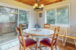 Elegant home with stunning ocean views & dog friendly